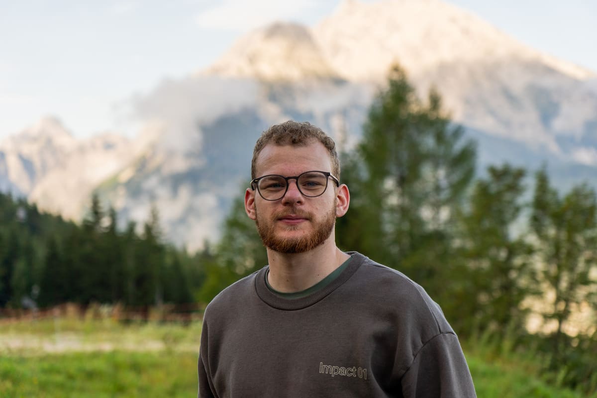 Jelle standing in front of mountains